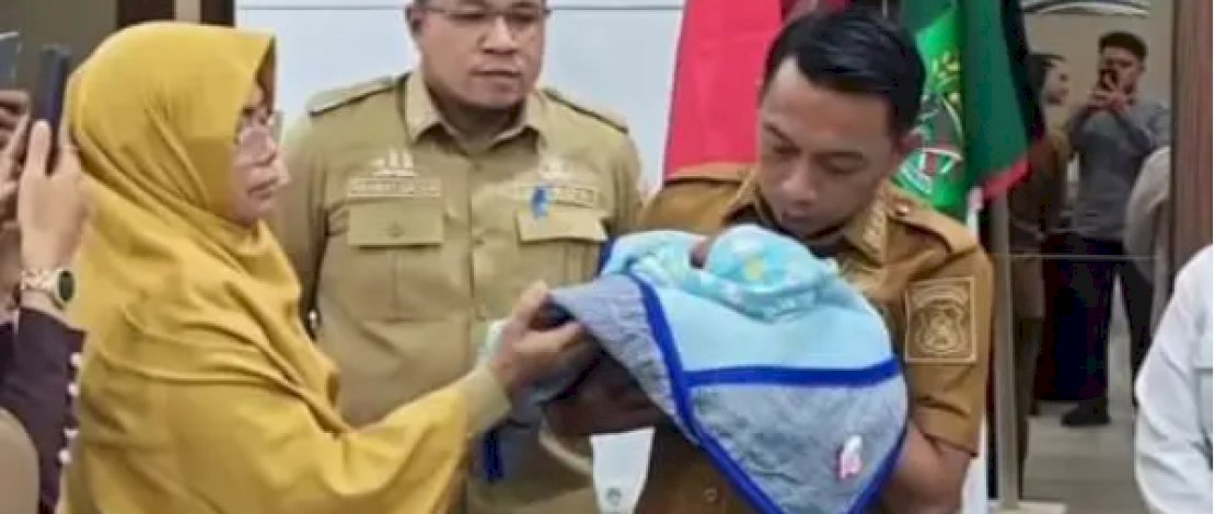 Bupati Sidrap Adzankan dan Beri Nama Bayi yang Sempat Viral, Wujud Kepedulian Pemerintah terhadap Anak Terlantar