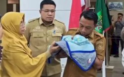 Bupati Sidrap Adzankan dan Beri Nama Bayi yang Sempat Viral, Wujud Kepedulian Pemerintah terhadap Anak Terlantar