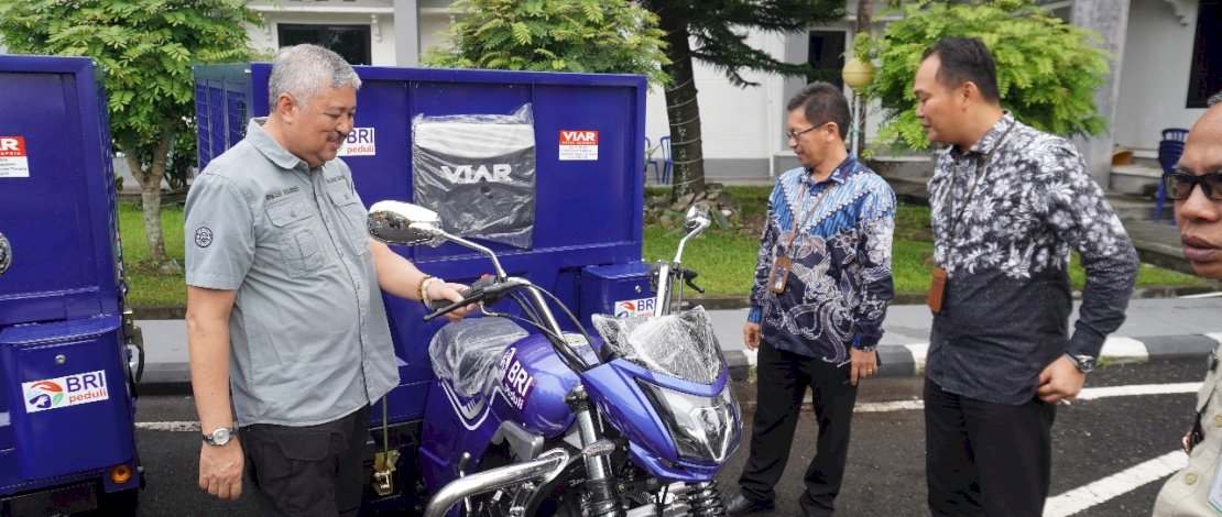 Penyerahan tiga unit motor roda tiga pengangkut sampah dari Bank Rakyat Indonesia (BRI) Cabang Pinrang kepada Pemkab Pinrang, melalui program Corporate Social Responsibility (CSR).