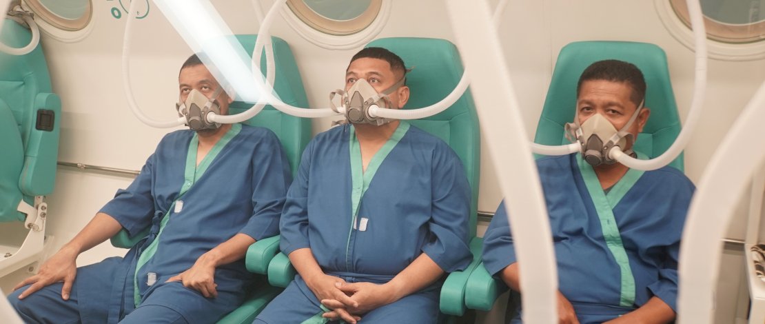 Komandan Kodaeral VI bersama Wali Kota Makassar beserta jajaran turut merasakan langsung terapi di dalam Hiperbarik Chamber selama satu jam.