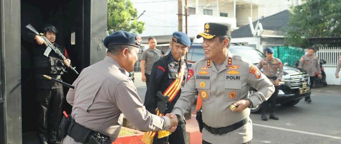 Apel Personel Sat Brimob Polda Sulsel kali ini dihadiri langsung Kapolda Sulsel Irjen Pol Djuhandhani Rahardjo Puro.