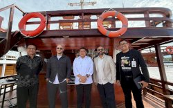 Maher Zain Nikmati Ikan segar serta Keindahan Laut Makassar dengan Wali Kota Makassar