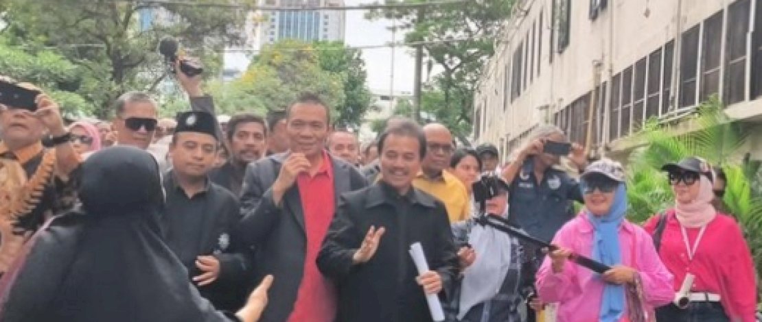 Roy Suryo dan dua lainnya memenuhi panggilan pemeriksaan sebagai tersangka kasus tudangan ijazah palsu Presiden ke-7 RI Joko Widodo (Jokowi) di Polda Metro Jaya, Kamis (13/11).