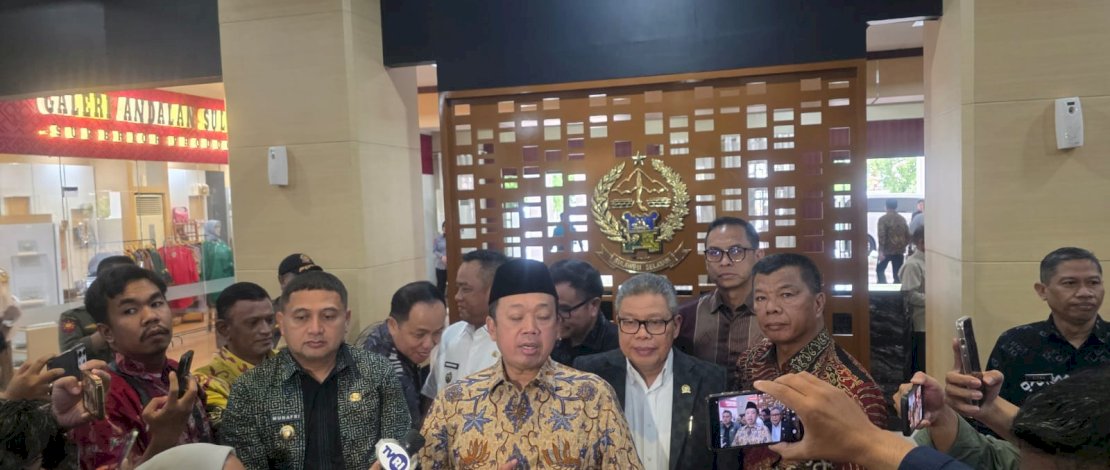 Munafri Arifuddin bersama Menteri ATR/BPN, usai menghadiri Rapat Koordinasi Penyelesaian Isu-isu Strategis Pertanahan bersama Menteri Agraria dan Tata Ruang/Kepala Badan Pertanahan Nasional (ATR/BPN), Nusron Wahid, di Kantor Gubernur Sulawesi Selatan, Kamis, 13 November 2025.