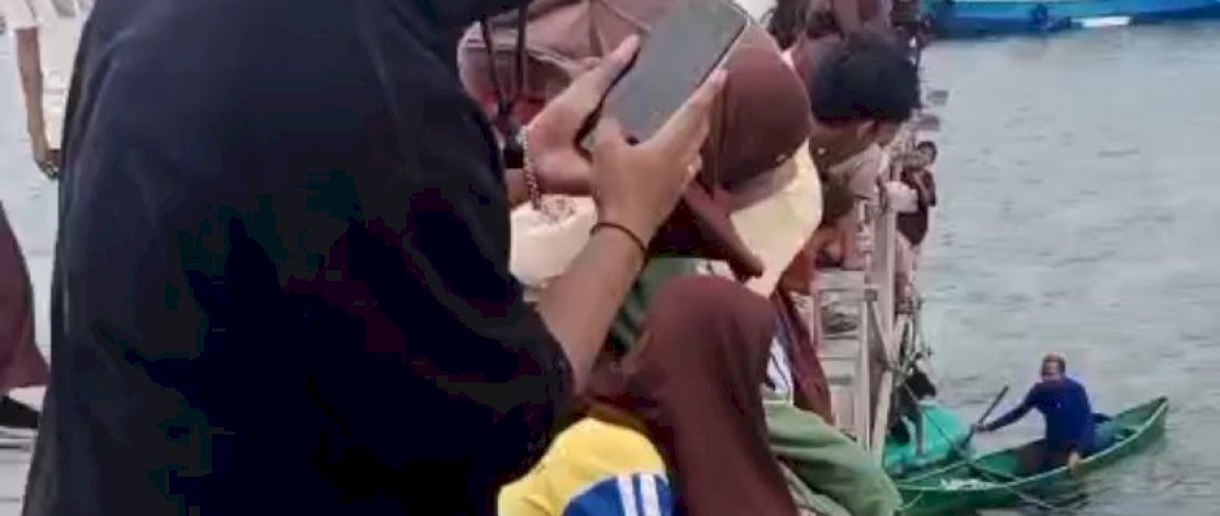 Adil (50 tahun), Kepala Sekolah SMP Tarupa yang sempat dilaporkan hilang saat melaut di perairan Taka Lamungan, akhirnya ditemukan dalam keadaan selamat dan tiba di dermaga sekitar pukul 10.00 Wita.