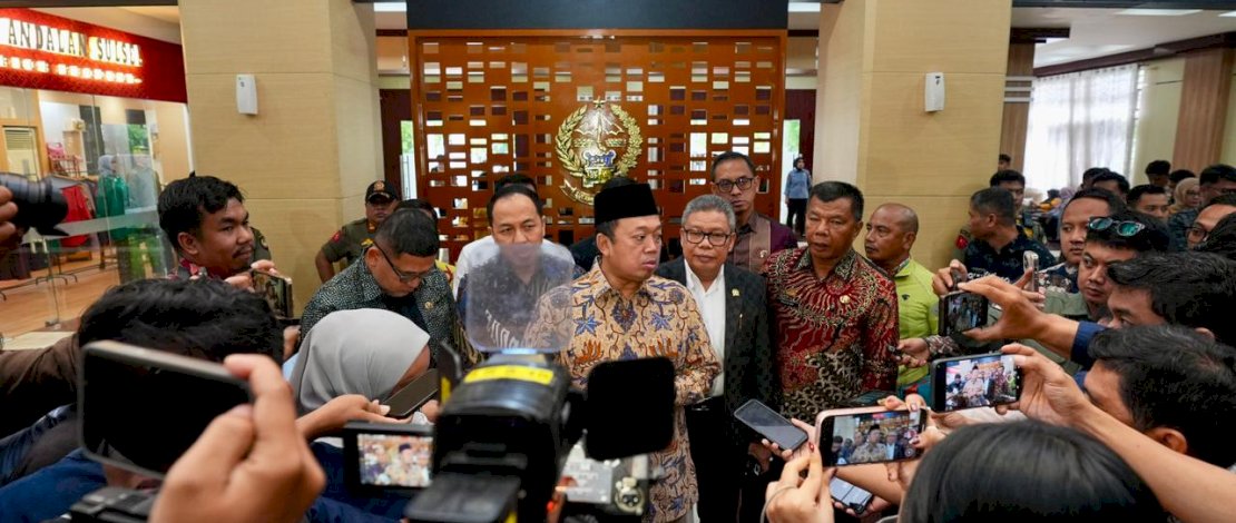 Menteri Nusron Wahid usai rapat koordinasi dengan kepala daerah se Sulsel, Kamis, 13 November 2025.