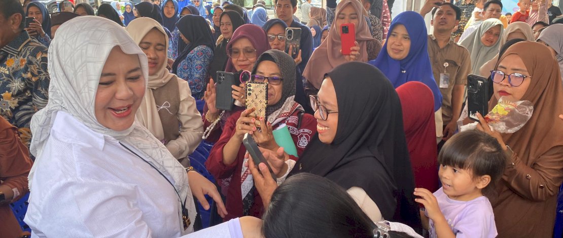 Wakil Gubernur Sulawesi Selatan Fatmawati Rusdi, meluncurkan Gerakan Orang Tua Asuh Cegah Stunting (Genting) serta penyaluran bantuan pemanfaatan lahan pekarangan untuk tiga kelompok wanita tani di Kecamatan Watang Pulu, Jumat (14/11/2025).