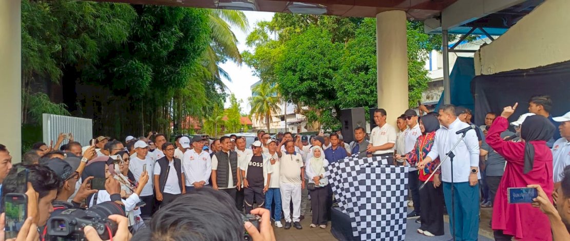 Wali Kota Makassar Munafri Arifuddin bersama Wakil Wali Kota Makassar Aliyah Mustika Ilham menghadiri rangkaian Jalan Sehat, Pasar Murah, dan Pemeriksaan Kesehatan Gratis yang digelar Kerukunan Keluarga Sulawesi Selatan (KKSS) di Lapangan Karebosi, Minggu, 16 November 2025. 
