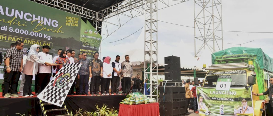 Gubernur Sulsel Andi Sudirman Sulaiman resmi meluncurkan Program Mandiri Benih Padi Andalan Sulsel Tahun 2025, di Kawasan Center Point of Indonesia (CPI) Makassar, Minggu, 16 November 2025.
