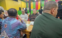 Wamenlu Anis Matta Lepas Gelar, Ngopi Santai di Warung Kopi Makassar Usai Peringatan HUT Gelora ke-6