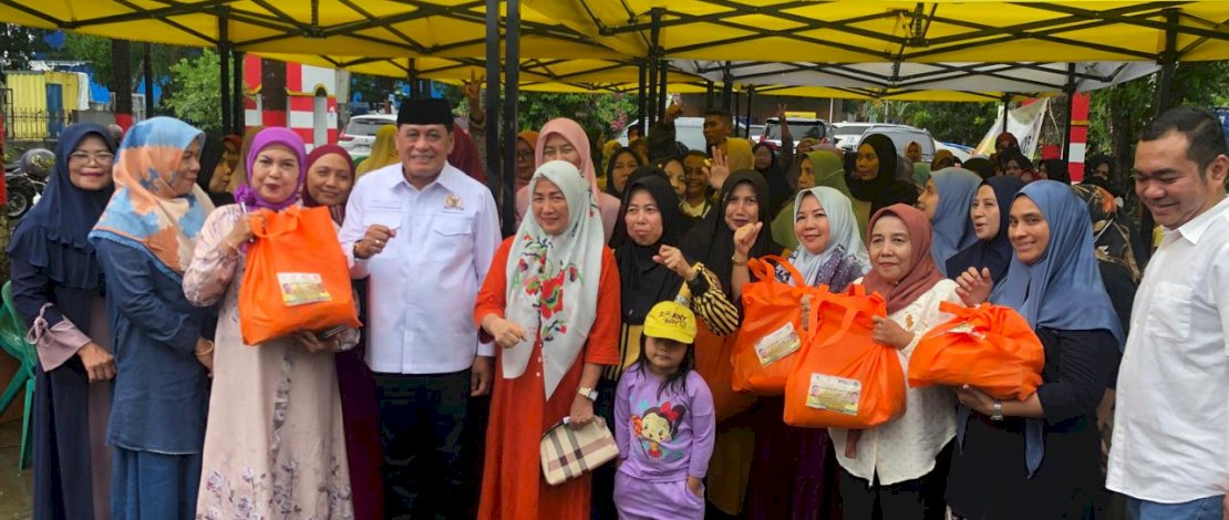 Nurdin Halid menyalurkan 8.000 paket sembako dan 20 tiket umroh bagi konstituen dengan kriteria tertentu saat melakukan kunjungan ke daerah pemilihannya.