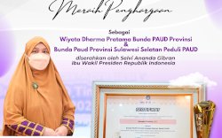 Bunda PAUD Sulsel Naoemi Octarina Raih Dua Penghargaan Bergengsi dari Kemendikdasmen