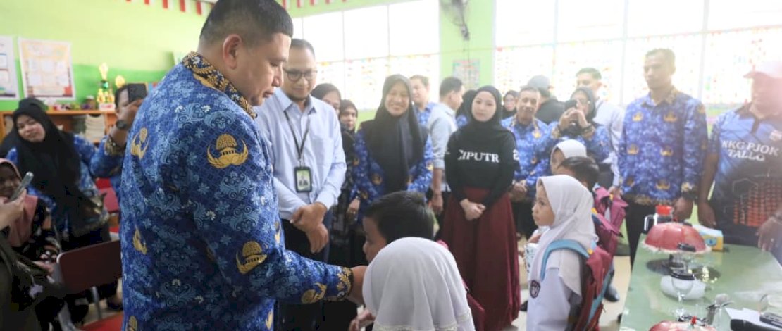 Penyerahan seragam sekolah gratis berlangsung di SD Inpres Cambaya I, II, dan III, Kecamatan Tallo, Senin, 17 November 2025.
