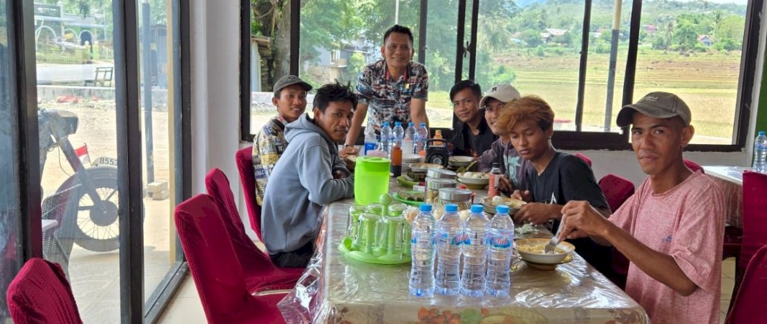 Upah para buruh pekerja irigasi di sekitar Taman Makam Pahlawan, Kabupaten Bone, tidak dibayarkan. Mereka pun memilih pulang Kota Makassar, tempat asal mereka, meskipun harus berjalan kaki.