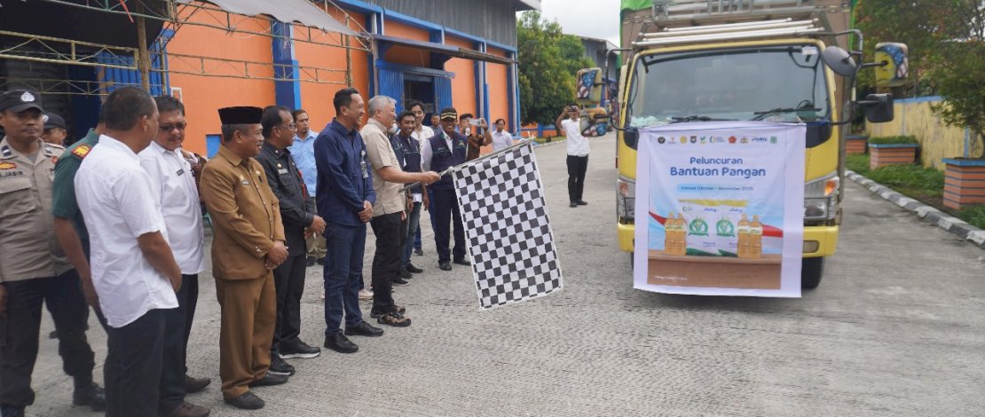 Bupati Pinrang, Andi Irwan Hamid, secara resmi melepas bantuan pangan untuk alokasi Oktober–November 2025, di Kantor Cabang Badan Urusan Logistik (Bulog) Pinrang, Rabu, 19 November 2025.