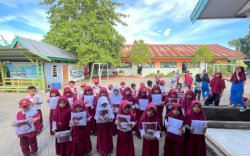 Rp3,9 Miliar untuk Pendidikan: Pemkab Maros Bagikan 15.296 Seragam Gratis