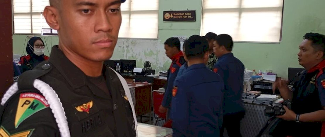 Penyidik Kejati Sulsel melakukan penggeledahan di Kantor Dinas TPHBun Sulsel dan BKAD Sulsel, Kamis, 20 November 2025.