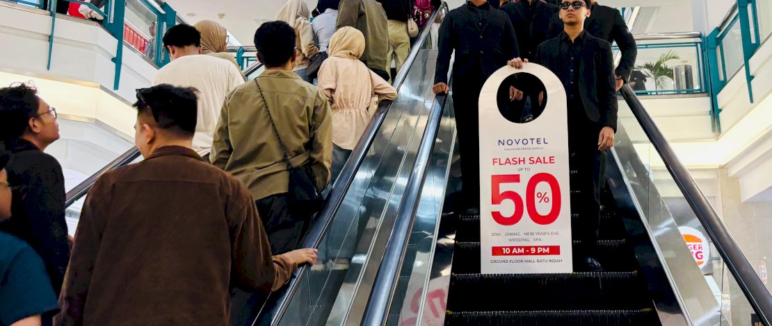 Sosok Misterius 'Man in Black'  Muncul di Mall Ratu Indah, Ternyata... 