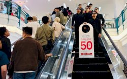 Sosok Misterius 'Man in Black'  Muncul di Mall Ratu Indah, Ternyata... 