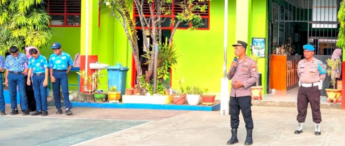 Kapolsek Benteng AKP Ahdiansar turun langsung ke SMP Negeri 1 Kepulauan Selayar memberikan sosialisasi kepada siswa-siswi, Kamis, 20 November 2025.