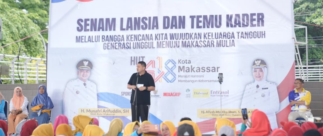 Wali Kota Munafri saat membuka kegiatan senam massal bersama ribuan lansia dalam acara bertema "Lansia Sehat, Bahagia, dan Produktif untuk Makassar Mulia".