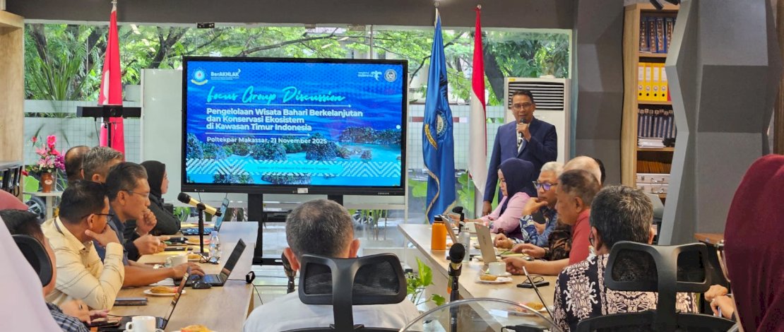 akademisi Poltekpar Makassar, Islahuddin, memandu jalannya Focus Group Discussion (FGD) Jumat (21/11/2025), di Co-Working Space Poltekpar Makassar.