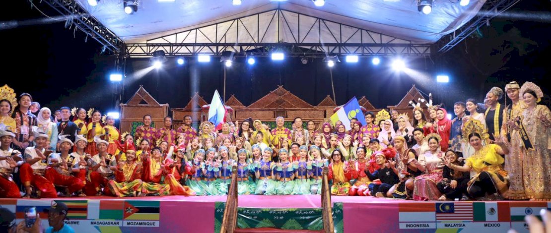 Festival internasional 1st Adventure Culture Pinrang International Folklore Festival resmi dibuka dalam seremoni meriah di Lasinrang Park, Jumat, 21 November 2025.