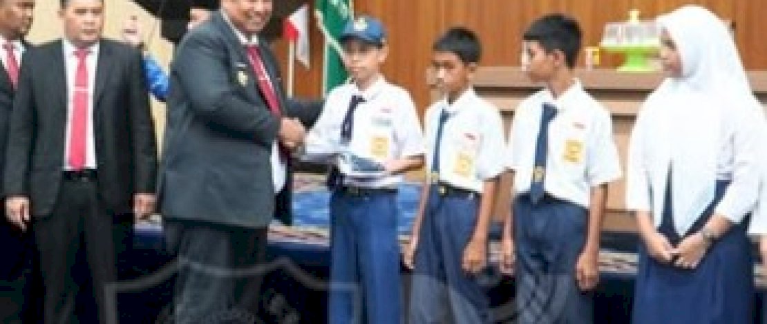 Bupati Maros Serahkan Bantuan Pendidikan Rp1 Miliar untuk 4.967 Pelajar Termasuk Anak Yatim Piatu