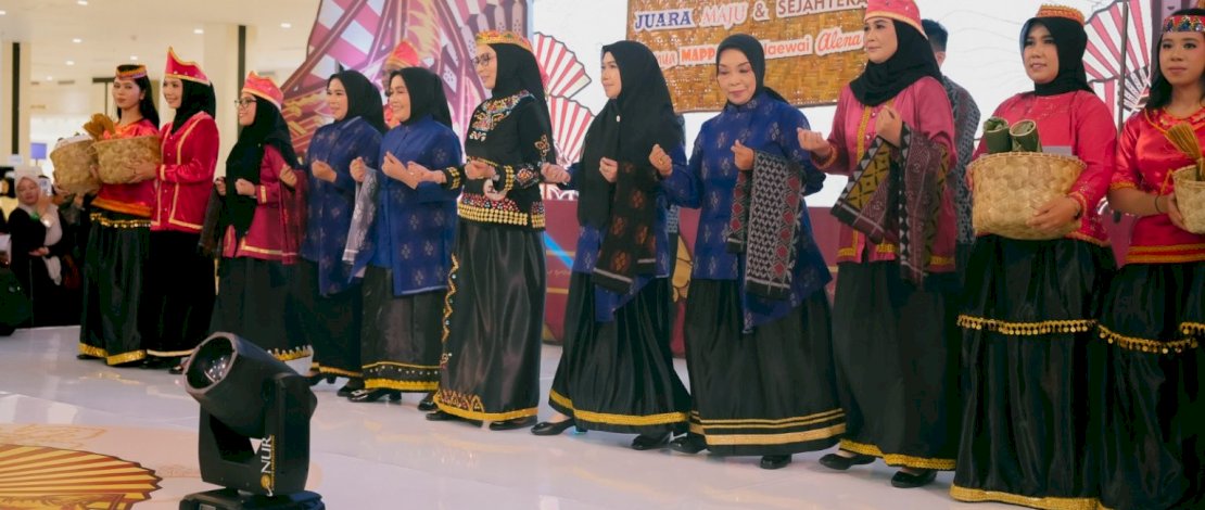 Rombongan parade Dekranasda Kabupaten Luwu Timur tampil memukau pada pembukaan Expo Kreatif Andalan 2025 di Trans Studio Mall Makassar, Sabtu malam, 22 November 2025.
