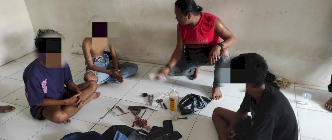 Warga menggerebek sejumlah remaja yang sedang asyik pesta miras dan isap lem di sebuah rumah di Kompleks Perumahan B-One, Kabupaten Bone, Minggu, 23 November 2025.