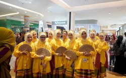 Parade Wastra, Dekranasda Makassar Angkat Keelokan Baju Bodo di Expo Kreatif Andalan 2025