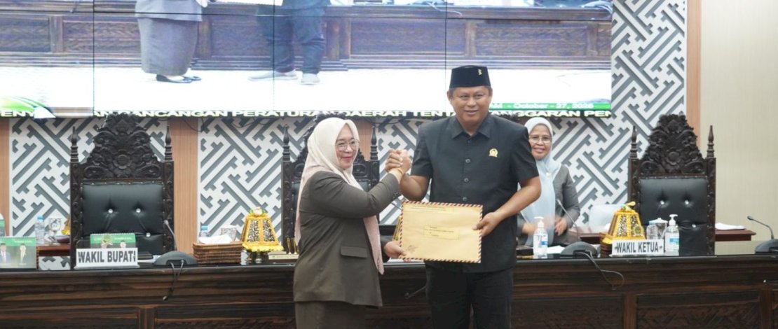 Penyerahan Ranperda dilakukan Wakil Bupati Luwu Timur Puspawati Husler dan diterima Ketua DPRD Ober Datte, Senin, 27 Oktober 2025.
