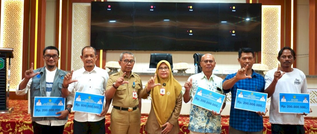 Penyerahan secara simbolis dana hibah tahun anggaran 2025 kepada beberapa perwakilan penerima yayasan dan rumah ibadah.