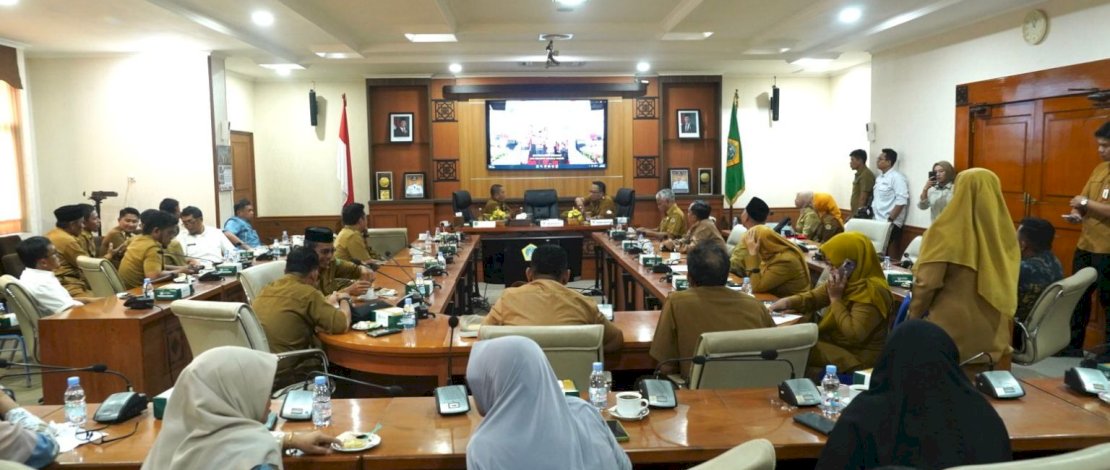 Bupati Luwu Timur, Irwan Bachri Syam, memboyong sejumlah perangkat desa untuk belajar langsung ke beberapa sentra usaha dan industri di Provinsi Jawa Timur.