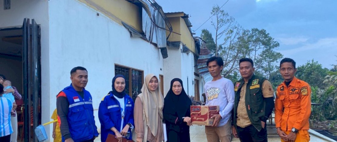 BPBD dan Dinas Sosial Luwu Timur menyerahkan bantuan kepada warga terdampak angin kencang.
