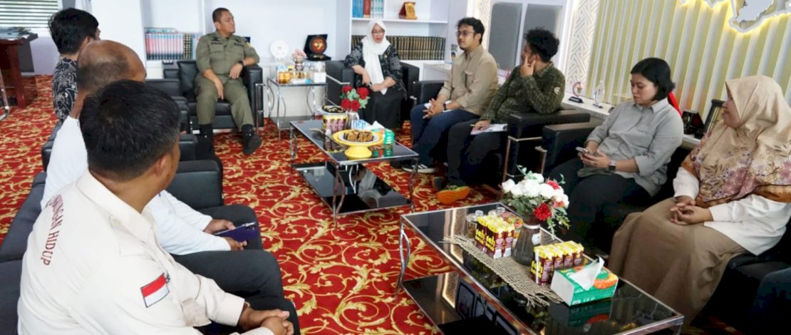 Bupati Luwu Timur, Irwan Bachri Syam, saat menerima Tim Penilai Adipura, Kamis, 30 Oktober 2025.