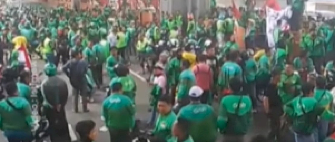 Lalu lintas di AP Pettarani lumpuh dua jam lebih, Ratusan Ojol Blokir Jalan di Makassar