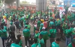 Lalu lintas di AP Pettarani lumpuh dua jam lebih, Ratusan Ojol Blokir Jalan di Makassar