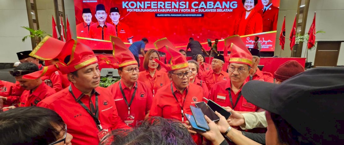 Sekretaris Jenderal PDIP Hasto Kristiyanto didampingi pengurus dpd  Sulsel Saat menggelar dorstop, pada pembukaan Konferensi Daerah (Konferda) Sulawesi Selatan dan Konferensi Cabang (Konfercab) se-Sulsel di Hotel Claro, Makassar, Senin (24/11/2025).