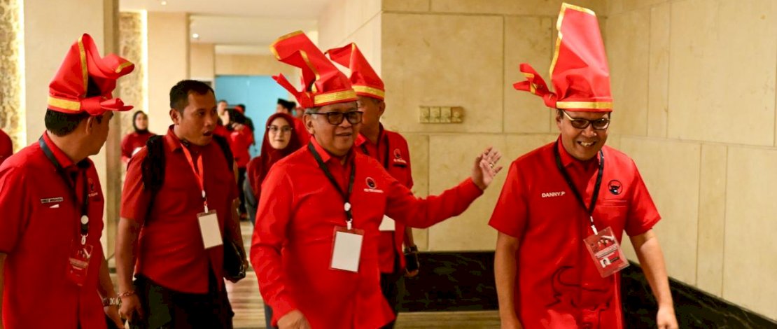 Sekretaris Jenderal PDI Perjuangan (PDIP), Hasto Kristiyanto berjalan bersama Danny Pomanto menuju Konferensi Daerah (Konferda) PDIP Sulawesi Selatan dan Konferensi Cabang (Konfercab) se-Sulsel yang digelar di Hotel Claro, Makassar, Senin (24/11/2025).