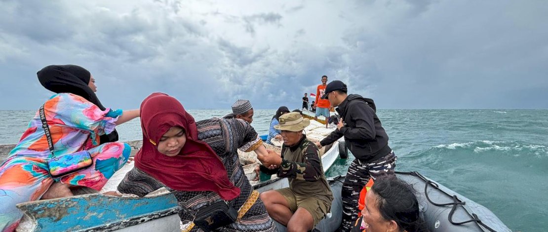 KRI Hiu-634 Selamatkan 9 Nelayan di Tengah Amuk Gelombang Selat Makassar