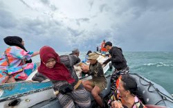 KRI Hiu-634 Selamatkan 9 Nelayan di Tengah Amuk Gelombang Selat Makassar