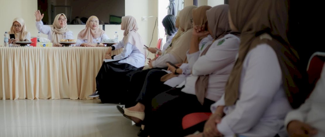 Puspawati Husler yang juga merupakan Ketua Komisi Penanggulangan AIDS Luwu Timur, saat melakukan Monitoring dan Evaluasi (Monev) Program Penanggulangan AIDS di Kecamatan Wasuponda dan Nuha, Rabu, 26 November 2025.
