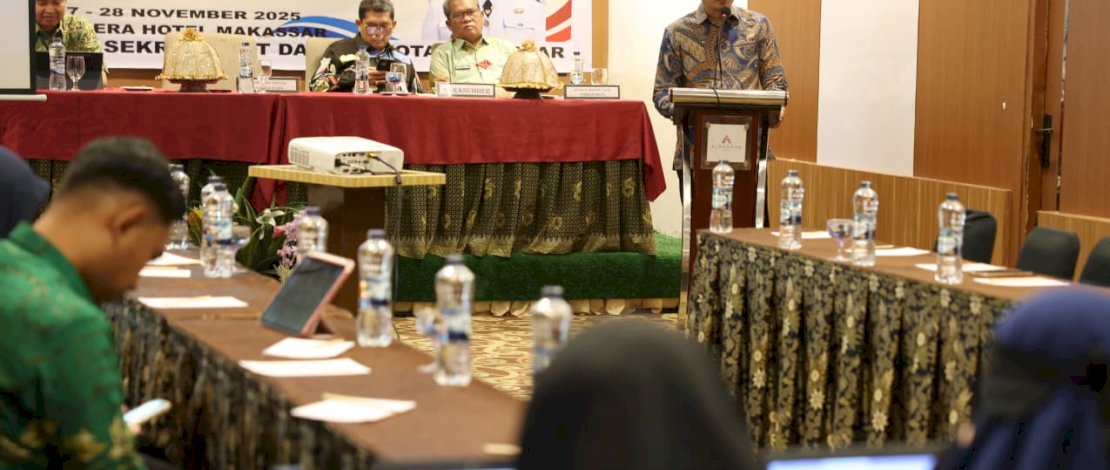 Sekda Makassar Andi Zulkifly saat membuka Bimbingan Teknis Penyusunan Laporan Standar Pelayanan Minimal Tahun 2025 yang dihadiri jajaran Kementerian Dalam Negeri dan perangkat daerah Kota Makassar, Kamis, 27 November 2025.