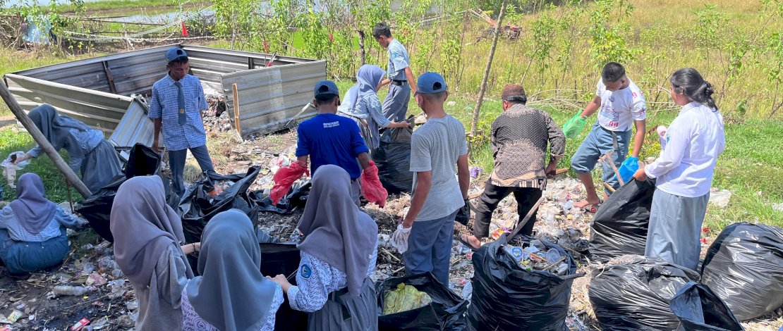 OSIS SMA Negeri 21 Gowa melaksanakan aksi peduli lingkungan dengan membersihkan area pembuangan sampah yang berserakan di sekitar lingkungan sekolah.