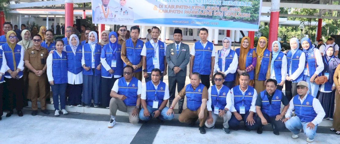 Gubernur Sulsel, Andi Sudirman Sulaiman, berfoto bersama para tenaga medis yang akan bertugas di program Pelayanan Kesehatan Bergerak, baru-baru ini.