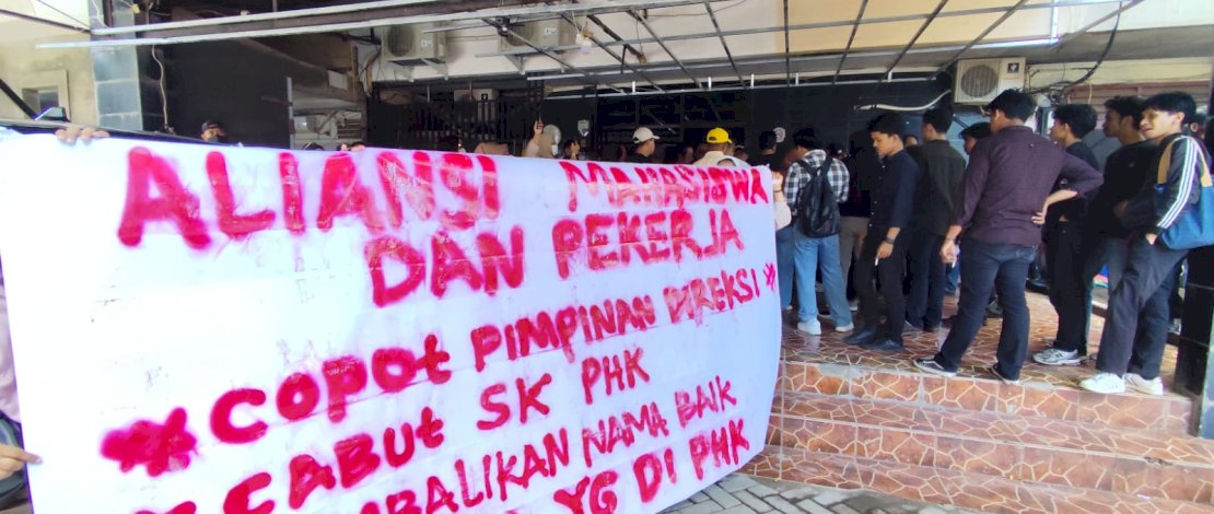 Puluhan eks pegawai PD Pasar Kota Makassar menggelar aksi unjuk rasa di Kantor PD Pasar, Jalan Kerung-Kerung, Kecamatan Makassar, Kota Makassar, Sulawesi Selatan, Kamis, 27 November 2025.