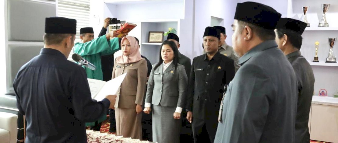 Bupati Luwu Timur, Irwan Bachri Syam, memimpin langsung prosesi pelantikan dan pengambilan sumpah Jabatan Administrator, Pengawas dan Fungsional Lingkup Pemerintah Kabupaten Luwu Timur, di Ruang Kerja Bupati Luwu Timur, Kamis, 27 November 2025.