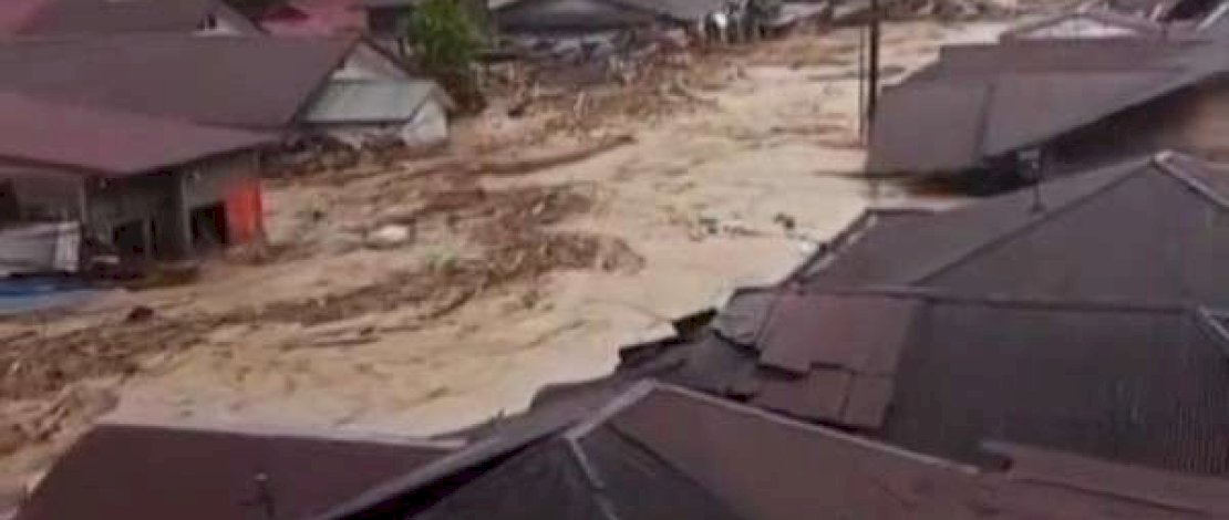 Banjir bandang saat menerjang Kecamatan Batang Toru, Kabupaten Tapanuli Selatan, Sumatera Utara.