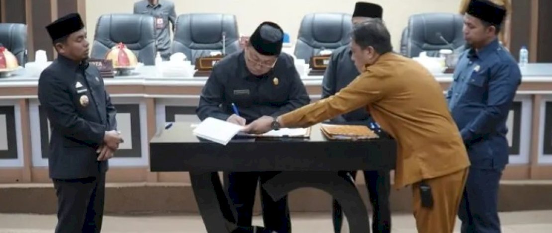 Wali Kota Parepare Tasming Hamid Teken Ranperda Pertanggungjawaban APBD 2024 dalam Paripurna DPRD